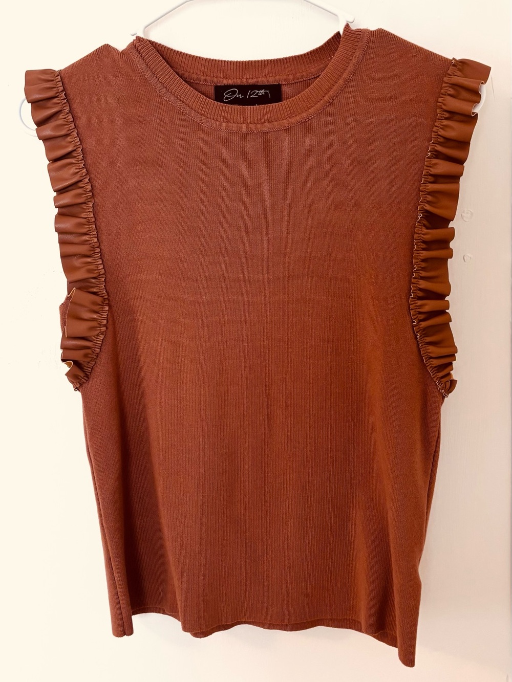On Twelfth Caramel Leather Trim Ruffle Sleeve Knit Top. Size Small in exc cond